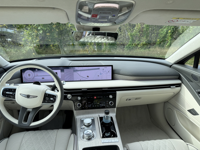 짙은 회색과 흰색이 조화된 내부 인테리어.